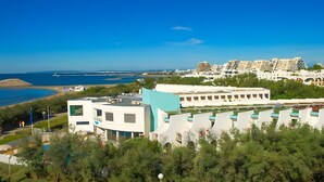 A coastal hotel with modern architecture, a swimming pool, and a view of the sea. - Studio Terrace 261 by the Sea (La Grande-Motte)