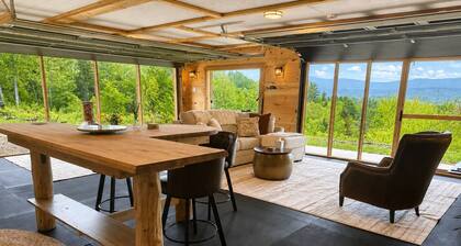 Peaceful studio-style cottage with mountain views just four minutes from Stowe