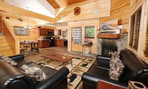 Hus - 1 kingsize-säng med bäddsoffa (Black Bear Getaway) | Vardagsrum