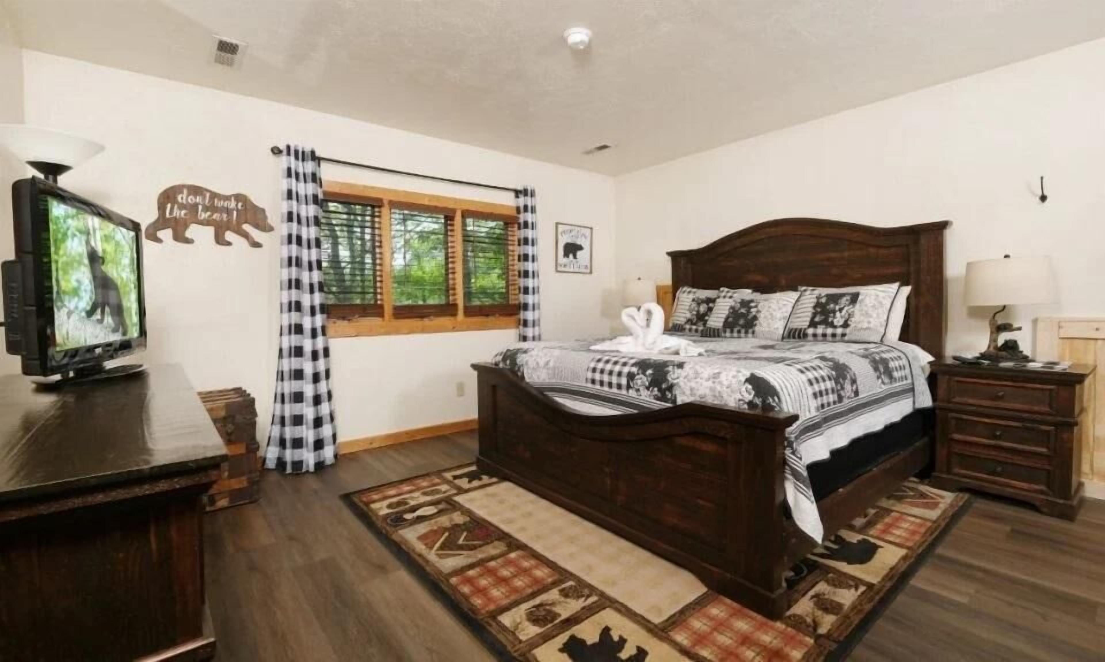 House, 1 King Bed with Sofa bed (Black Bear Getaway)