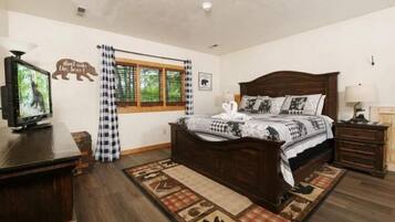 House, 1 King Bed with Sofa bed (Black Bear Getaway)