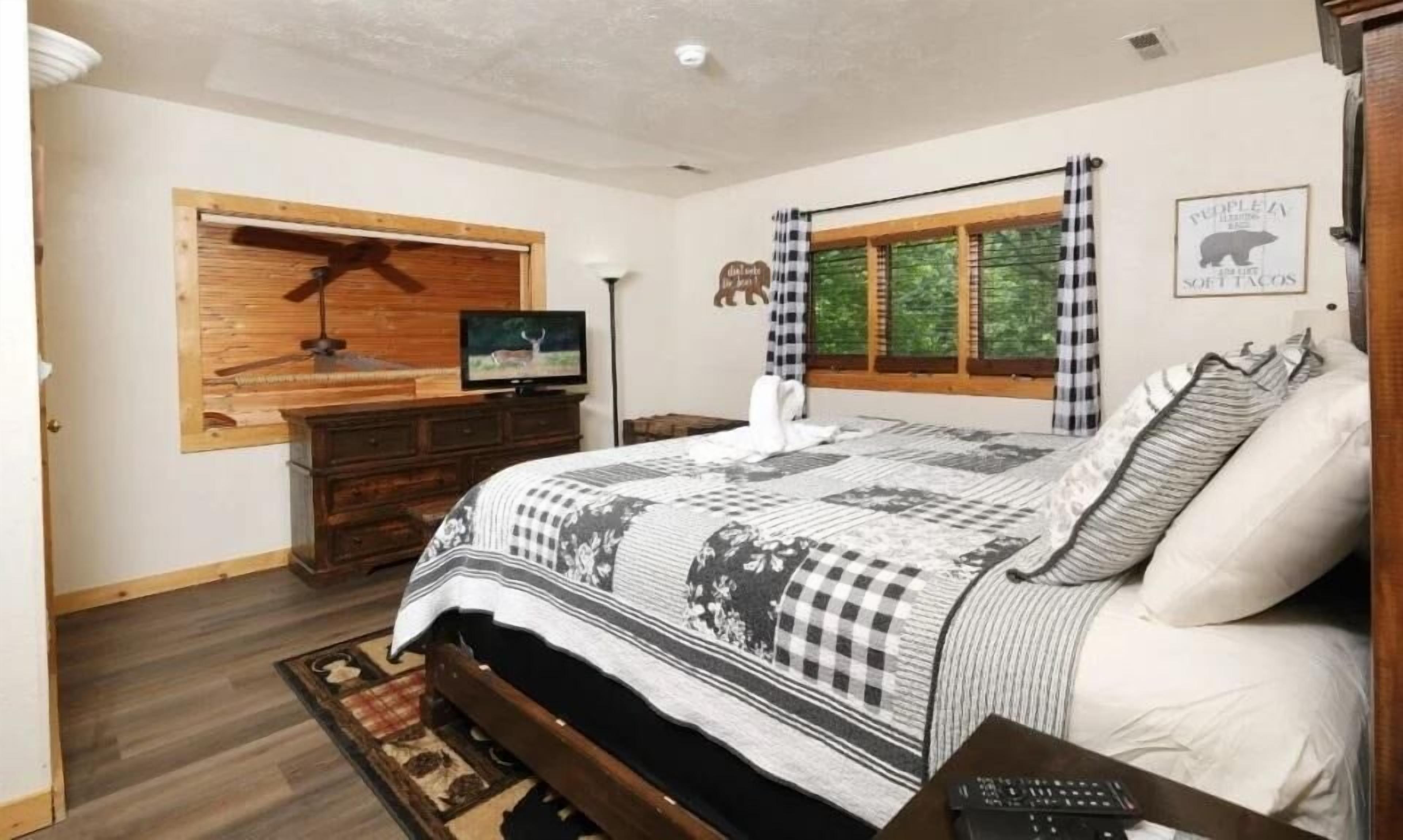 House, 1 King Bed with Sofa bed (Black Bear Getaway) | 2 bedrooms