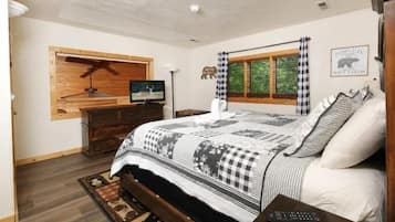 House, 1 King Bed with Sofa bed (Black Bear Getaway) | 2 bedrooms