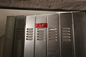 Eine Reihe von Metallschließfächern, wobei ein rotes Schild die Nummer 11 anzeigt.