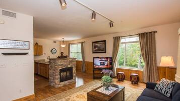 Condo, Multiple Beds (Golf View Escape) | Living area