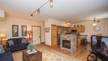 Condo, Multiple Beds (Golf View Escape) | Living area