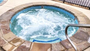 Condo, varias camas (Golf View Escape) | Tina de hidromasaje al aire libre