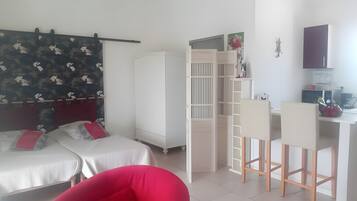 Iron/ironing board, WiFi, bed sheets