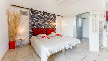 Iron/ironing board, WiFi, bed sheets