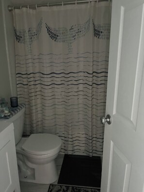 Shower, hair dryer, soap - Spacious 4-bedroom house in quaint Ocean Pines with AC (Ocean Pines)