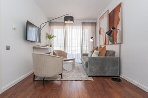 Apartment, Balcony, City View | Living area | 32-inch flat-screen TV with cable channels - La Castellana - Plaza Catilla III (Madrid)