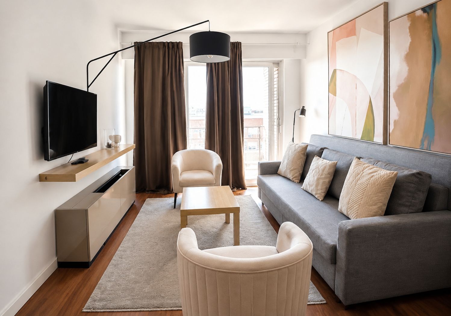 Una sala de estar moderna con una televisión de pantalla plana, un sofá, una mesa de centro y una silla.