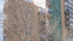 A multi-story building with balconies, a pedestrian walkway, and a street in front. - La Castellana - Plaza Catilla III (Madrid)