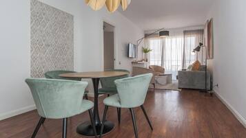 Apartamento, balcón, vistas a la ciudad | Comedor