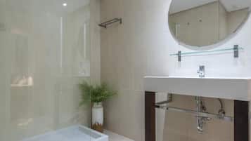 Apartment, Balcony, City View | Bathroom