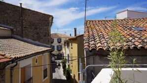 Un vicolo stretto con edifici dall'architettura tradizionale e tetti in tegole.
