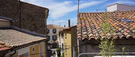 Una calle estrecha con edificios de arquitectura tradicional y tejados de tejas.