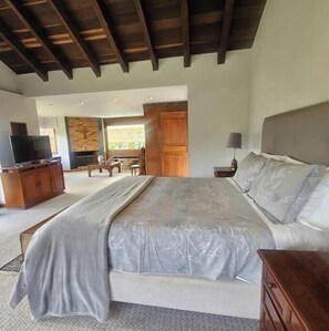 Tabla de planchar con plancha, wifi, ropa de cama