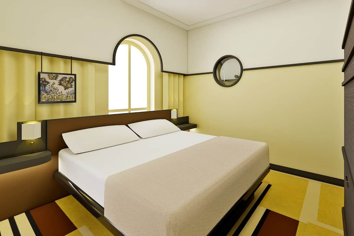 Une chambre d’hôtel avec un lit, une table de chevet, une lampe, une fenêtre et une œuvre d’art au mur.