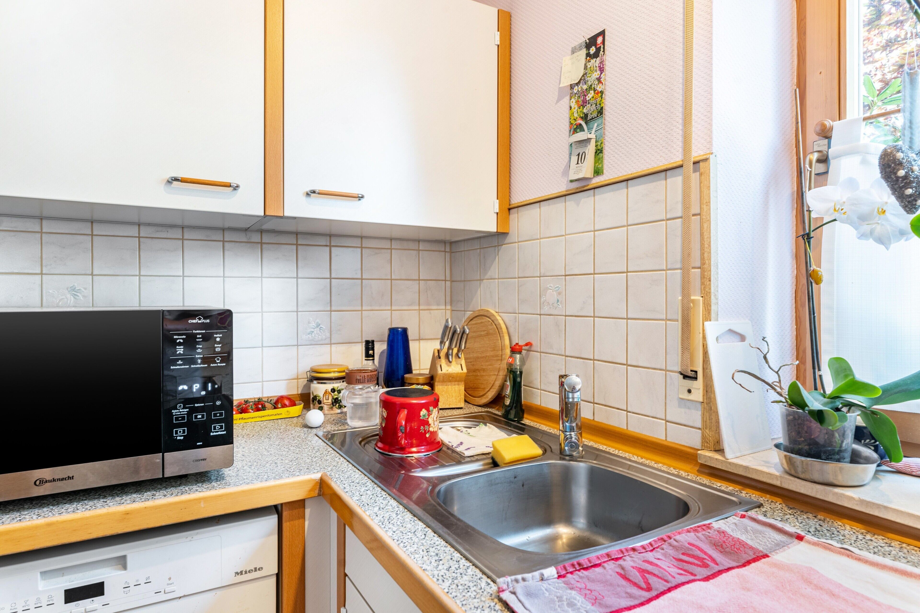 Kaffe- och tebryggare, kylskåp, mikrovågsugn och ugn