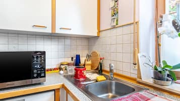 Kaffe- och tebryggare, kylskåp, mikrovågsugn och ugn
