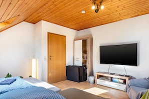 3 habitaciones, tabla de planchar con plancha, wifi y ropa de cama 