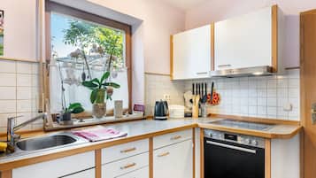 Coffee/tea maker, fridge, microwave, oven