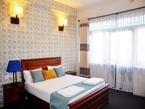 Deluxe-Doppelzimmer, Balkon, Bergblick | Laptopgeeigneter Arbeitsplatz