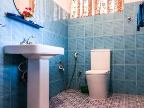 Deluxe Double Room, Balcony, Mountain View | Bathroom | Shower, free toiletries, hair dryer, towels - Blink Bonnie- Kandy (Kandy)
