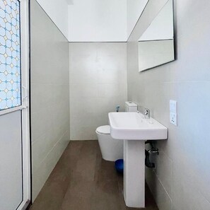 Deluxe-Doppelzimmer, Balkon, Bergblick | Badezimmer | Dusche, kostenlose Toilettenartikel, Haartrockner, Handtücher
