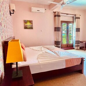 Deluxe-Doppelzimmer, Balkon, Bergblick | Laptopgeeigneter Arbeitsplatz