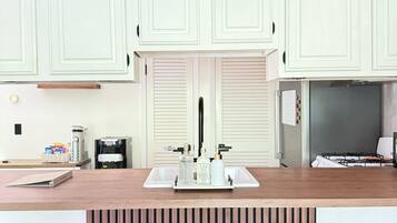 Réfrigérateur, four à micro-ondes, un four, surface de cuisson