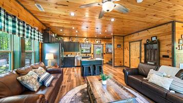Casa, varias camas (Treetop Tranquility) | Zona de estar
