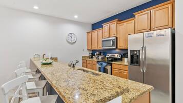 Coffee/tea maker, fridge, microwave, stovetop