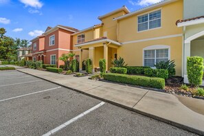 Exterior - 4-bedroom townhome in adorable Kissimmee with cool AC (Kissimmee)