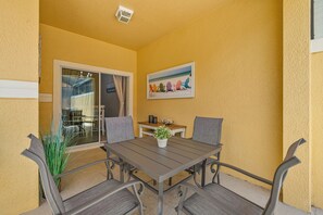 Outdoor dining - 4-bedroom townhome in adorable Kissimmee with cool AC (Kissimmee)