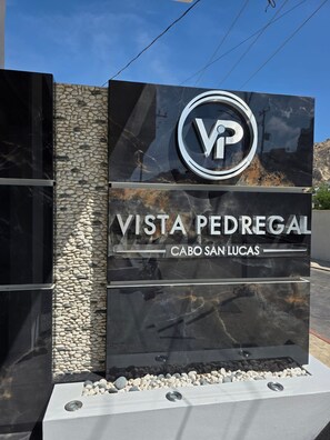 Schild für Vista Pedregal mit Logo und Ortsbezeichnung.