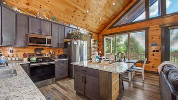 House, Multiple Beds (Picadilly Perch) | Private kitchen