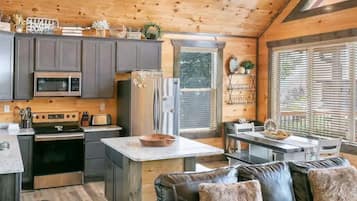 House, Multiple Beds (Picadilly Perch) | Private kitchen