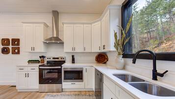 House, Multiple Beds (Nobby Duck Hollow) | Private kitchen