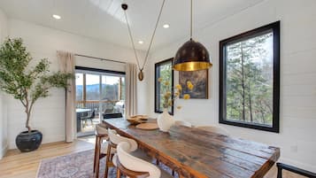 House, Multiple Beds (Nobby Duck Hollow) | Dining