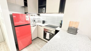 Een koelkast, een microgolfoven, een oven, een waterkoker