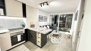 冷蔵庫、電子レンジ、オーブン、電気ポット