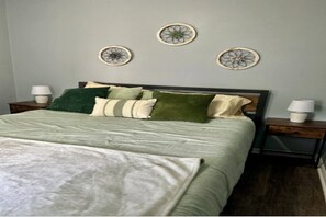 WiFi, bed sheets - Walk to Beach & Downtown -- Summer Getaway (Manistee)