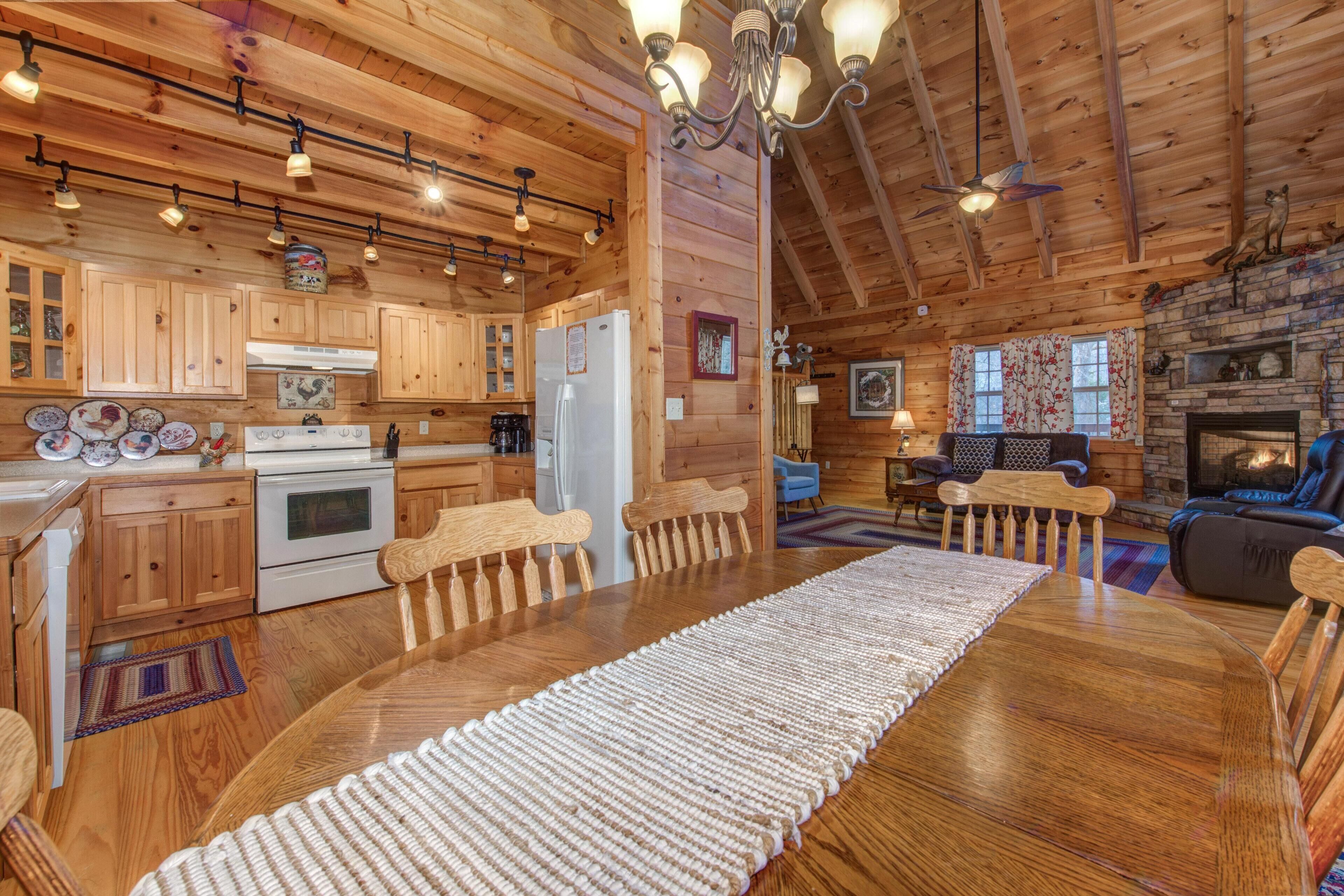 L’intérieur d’une cabane en bois comprend un coin repas, une cuisine et un salon.