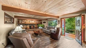 House, Multiple Beds (Bear Crossing) | Living area