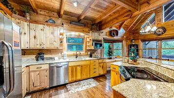 House, Multiple Beds (Bear Tracks) | Private kitchen