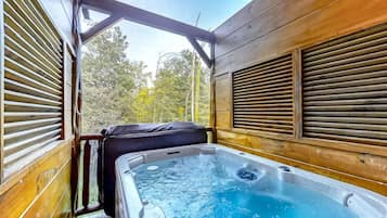 House, Multiple Beds (Bear Tracks) | Outdoor spa tub