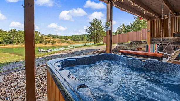 Outdoor spa tub - Mountain Grace Lake Retreat (Sevierville)