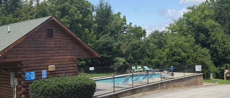 Casa, letti multipli (Bearific) | Piscina